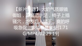  大二兼职学妹美穴嫩乳跟小哥激情啪啪，给小哥玩足交，撅着屁股给狼友看美鲍特写