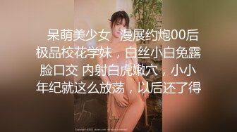 全景厕拍美女撒尿闺蜜非要挤进来 以为一箭双雕 白高兴