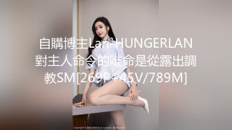 墙缝偷窥隔壁苗条身材漂亮美女洗澡前脱光光洗衣服看着她性感的逼毛有强奸的冲动