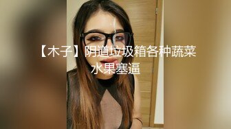 多处纹身大奶妹，手伸进牛仔短裤摸逼，69姿势舔逼抬腿猛操，操的妹子大叫后入大屁股撞击