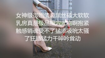 【新片速遞 】 老婆在屋子做家务❤️趁我不在在厨房给我朋友口交深喉，后入怼死大屁股！