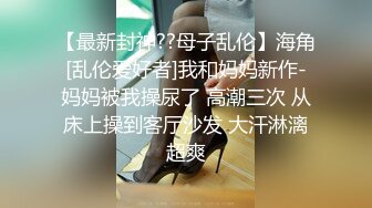 粉色透明內褲騷女地攤上挑香蕉,陰唇完全暴露