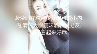  俊男靓女激情3P玩弄风骚小母狗，渣男接了杯尿给骚逼喝真淫荡，一起鸳鸯浴