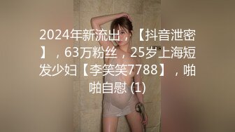  轻熟女姐妹组合露脸激情4P伺候年轻小哥哥，让小哥吃奶子交大鸡巴，黑丝情趣互动抽插