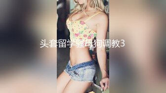 顶级短发意大利美女在威尼斯河畔小船上自娱自乐