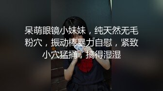 白丝露脸微胖奶子不小的极品小女人的诱惑，掰开骚穴给狼友看特写，互动撩骚听指挥撅着屁股扭动发骚淫声荡语