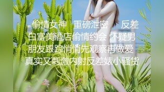 这次带老婆和朋友去宾馆，‘我就坐在这里看你给帅哥口交，你舒服吗老婆’，边看着老婆边放着AV观看，真的好会玩噢！