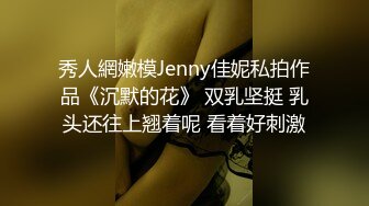 绿帽男回到家，发现自己的44岁熟女老婆和情人在家偷情操逼，太刺激了