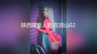 KTV 女厕偷拍霸气的黑丝美少妇 一边抽烟一边尿