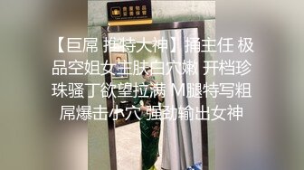 穿丝袜的娇小女学生在购物中心的更衣室里做危险的口交