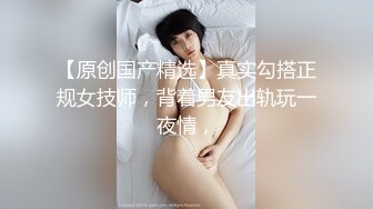 牛仔短裤龅牙妹子 手伸进衣服摸摸奶子 撩起衣服吸奶舔逼沙发上猛操