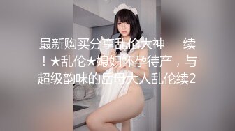 又是羡慕大爷的一天！欧美大爷一个人享用两位极品美女 坐在沙发上两个骚逼轮流插入！