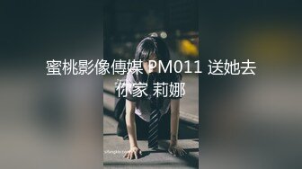 路虎经过时按了两次喇叭然后停了下来一个大哥从车上下来驻足欣赏了好一会儿