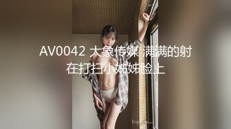 勾引管道修理工 假装不小心把水洒在修理工衣服上 趁机帮他脱掉揩油勾引他