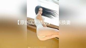 短裙小妹假鸡巴吸门上自插