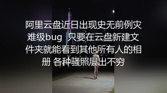 把白色蕾丝按在桌子上