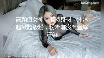 相貌清纯的新人贫乳妹子，模特身材黑丝大长腿，全裸自慰，月经来了带个避孕套插穴，流了很多血