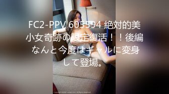 《乐橙云真实泄密》酒店纯上帝视角偸拍情侣激情造爱，肥猪男艳福不浅玩逼的画面还给拍照，女友肤白漂亮主动女上位