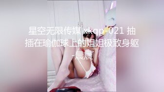 跟随抄底两个美女 这黑骚丁卡屁沟看着还是很有感觉的 差点被美女发现