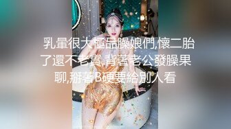 玩手游认识的98年性感纹身美女,发了个大红包顺利约到酒店,趴在床上玩手游时被扒掉裤子抽插,干的淫叫不断!