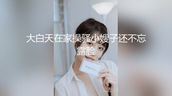 颜值身材都很不错的球衣小妹穿上性感的黑丝跟大哥激情啪啪，撸着大哥的鸡巴让大哥抠逼玩弄，无套抽插内射