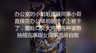 绿帽妻3p吃两根鸡吧