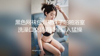 很漂亮的妹子尿尿的时候 为什么老摸自己的奶呢