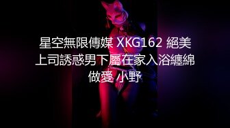 黄发少年遇到穿蓝色JK制服的抖音机车小网红刘XX,假装是她粉丝套近乎,咖啡下药迷晕后强上