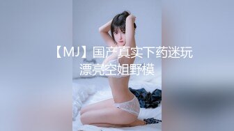 美巨乳丝模被色魔摄影师忽悠穿上各种丝袜玩B