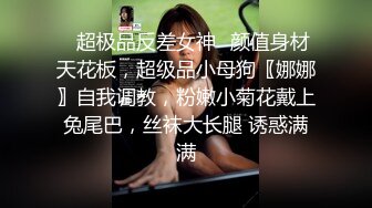 坑闺蜜系列稀缺国内浴室真实偷拍模特身材美女淋浴完站在门口显摆傲人的身姿