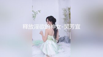 【新片速遞】房东浴室偷装摄像头偷拍❤️漂亮女租客蹲在地上尿尿用勺子舀水仔细洗逼逼高清无水印版