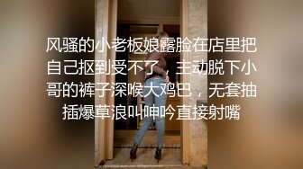   上面在玩吃鸡下面美女吃JB ，极品美女趴在桌子下交 ，吸吮大屌用脚磨蹭小穴 ，顶级蜜桃臀