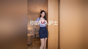 牛仔短裤腰细大奶妹子，超近距离掰穴特写吸奶口交，骑乘干了几下有味道不干了