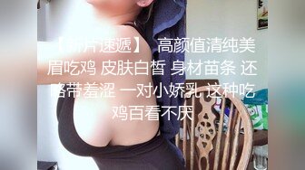 【新片速遞】 十二月最新流出 ❤厕所偷拍❤️跟着女友上厕所，变态男对着女厕撒尿 