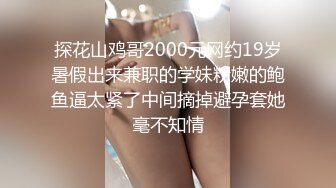 玩弄风骚小女友，对着镜子站在地上玩弄吃奶抠逼