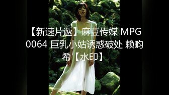 邻家小骚妹全程露脸逼毛没几根啥都学会了，吸着小烟跟狼友撩骚听指挥，揉奶抠逼道具抽插，浪叫呻吟精彩刺激