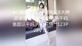 虐逼少妇情趣装全程露脸给狼友展示绝活，道具双插玻璃瓶易拉罐，给逼逼和菊花来个水果套餐，撑开骚逼玩尿道