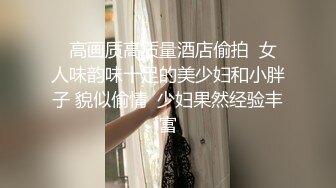 人来人往的商业街女孩露出揉奶展现美丽的大奶子