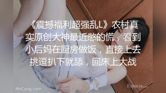  女仆装露脸小母狗，床上的极品尤物高颜值让小哥玩弄，交大鸡巴压在身下揉奶草穴