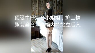   聊了两星期的人妻终于同意去她家做客，她淫荡的一面尽情在客厅展示，真是一个骚母狗