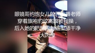 【公司厕所偷情】美女下属脱了文胸让领导玩奶，一边给领导吹箫一边打飞机