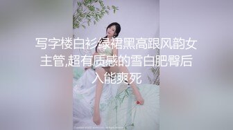   小骚逼露脸洗干净了伺候小哥哥诱惑狼友，舔鸡巴的样子好骚吸蛋蛋