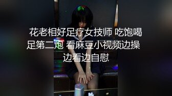  风情嫩妹露脸趴在纹身大哥胯间舔弄大鸡巴，开档黑丝激情上位主动抽插让大哥玩弄奶头