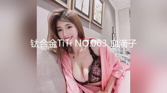 哺乳期短发风骚美少妇  两个大奶子涨奶  挤了一杯乳汁  撩起皮短裙自慰  道具假屌抽插骚穴