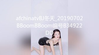 一字马极品女神床上劈叉露逼给金主爸爸操，水嫩美穴太紧了，只能轻轻的插进去。